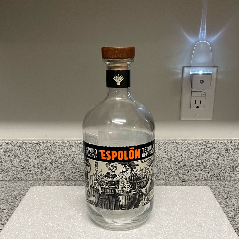 EUC “Espolon Blanco”‼️EMPTY BOTTLE‼️with wooden cork top & Unique drawings